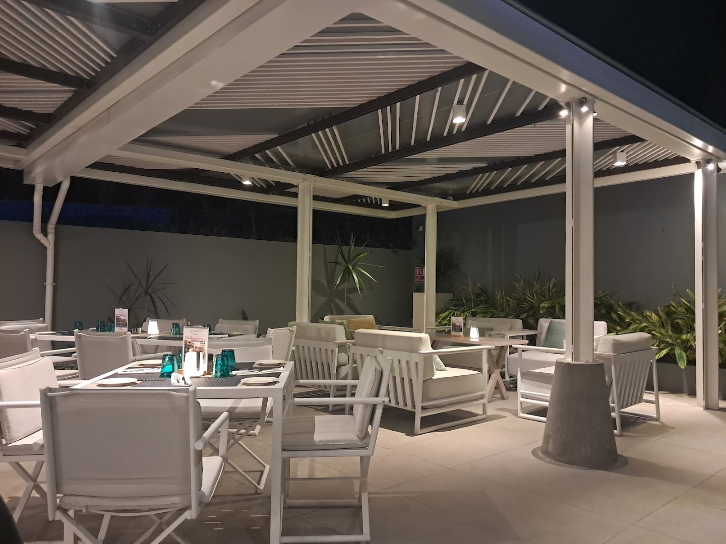 2Beach Club by 2Futures: clear photo of restaurant terrace