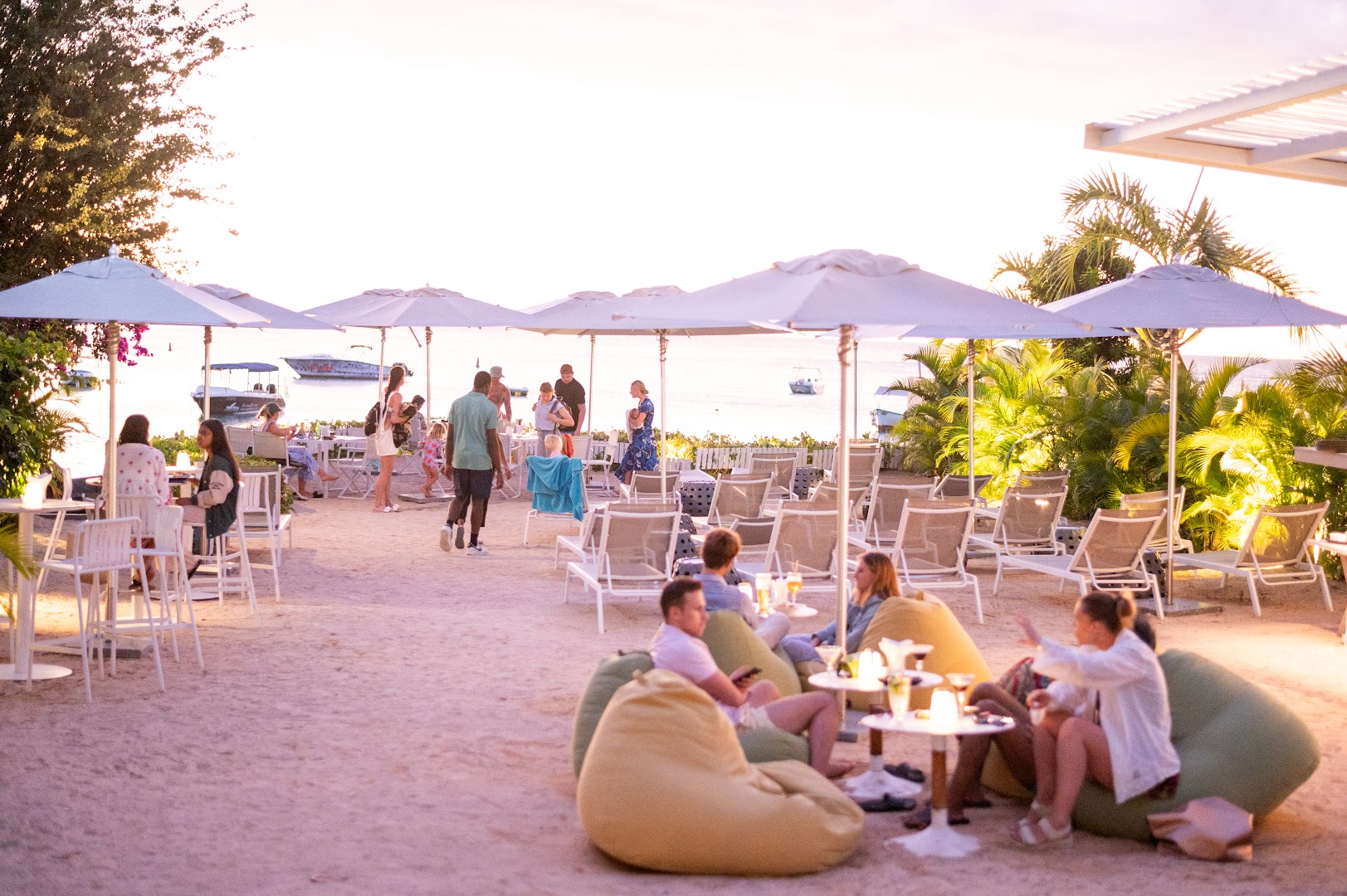 2Beach Club by 2Futures: inviting atmosphere and beach setting