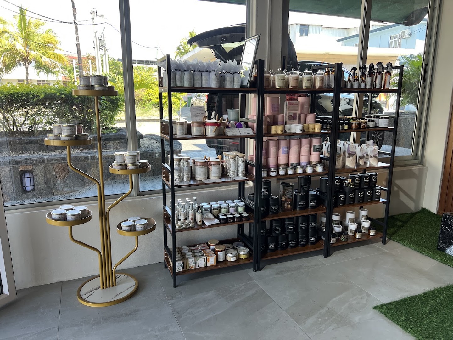 Alphy Althea Concept Shop: clear display of shop products