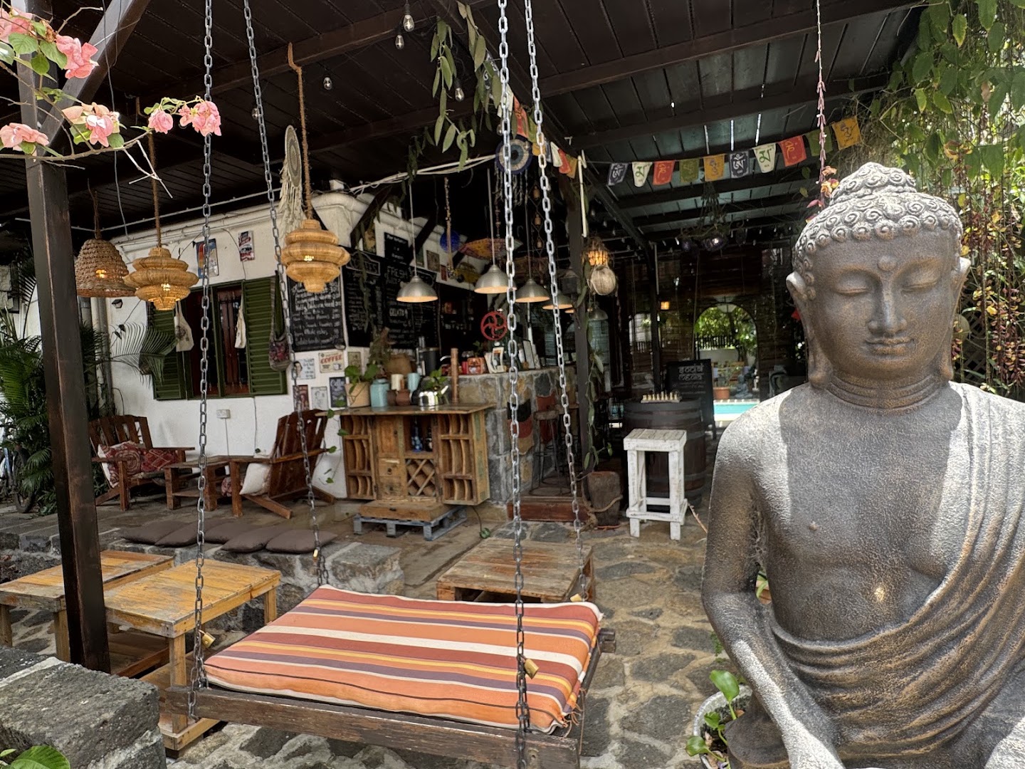 Earth Cafe: inviting and atmospheric venue photo