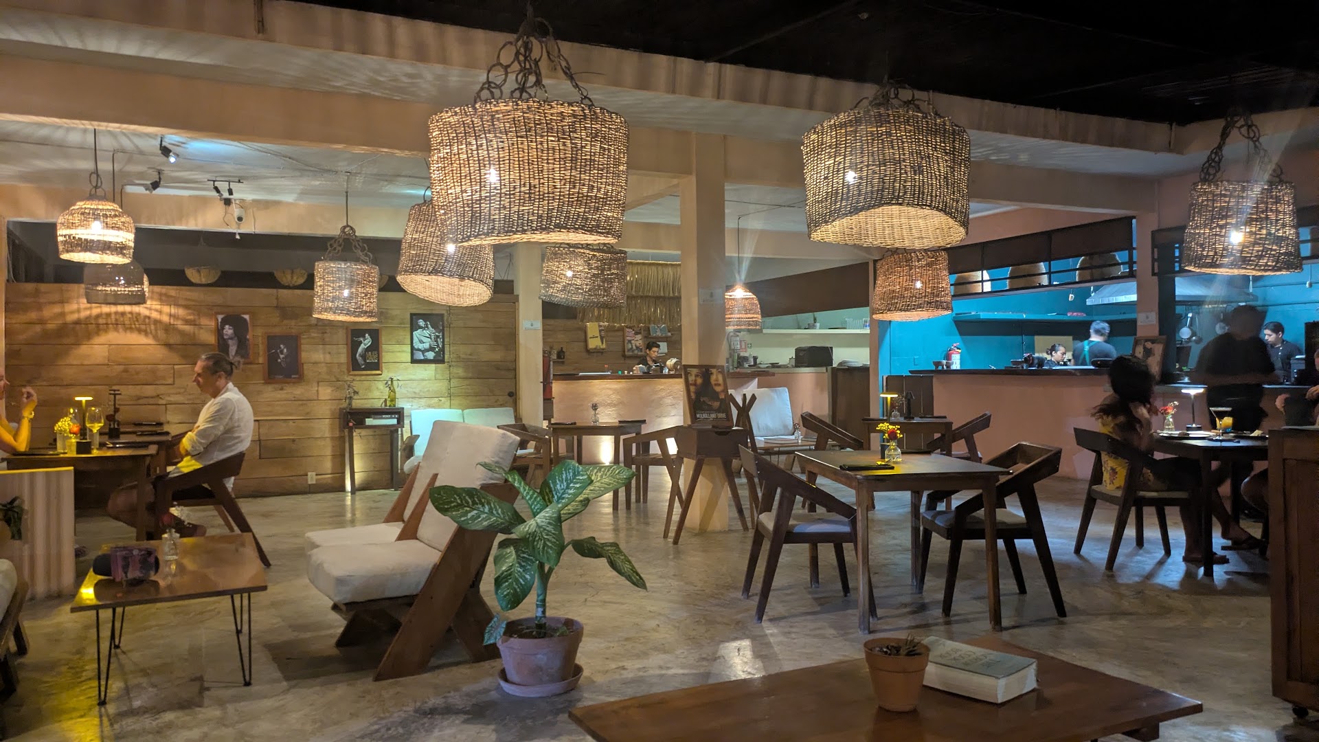 Costera 28 Restaurante: inviting atmosphere and clear interior