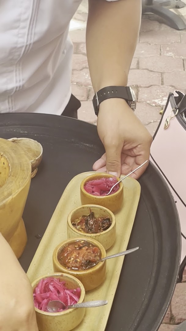 Autóctona: food service and presentation