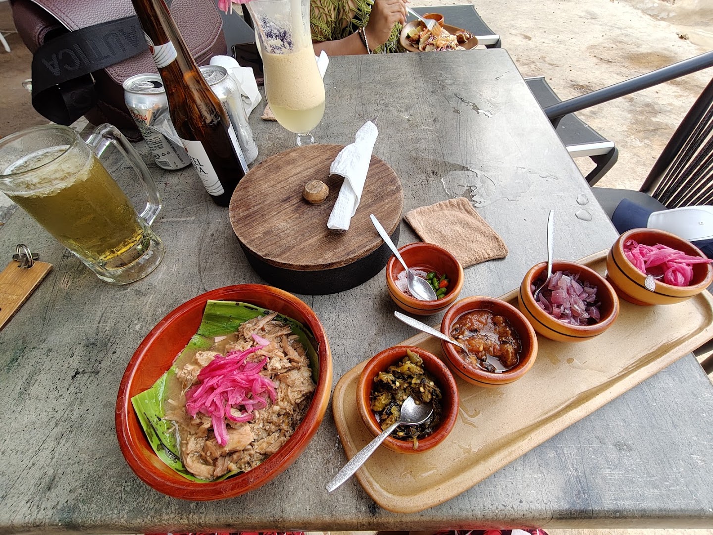 Autóctona: appetizing food and drink presentation