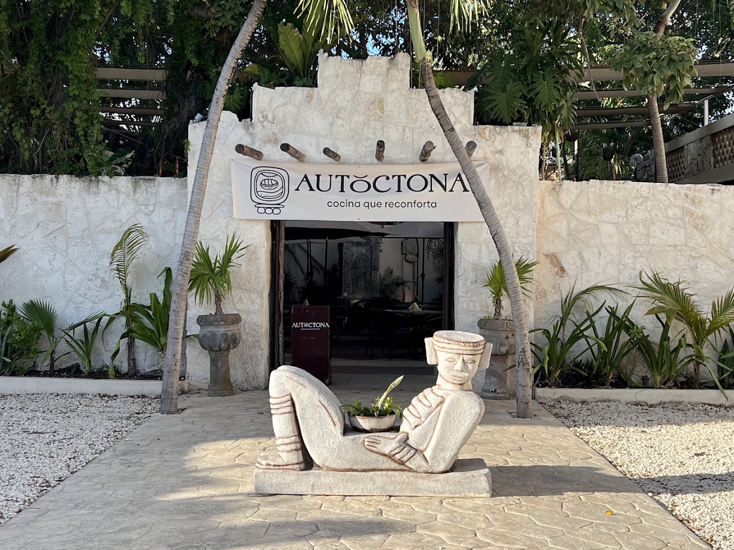 Autóctona: clear, inviting exterior restaurant shot