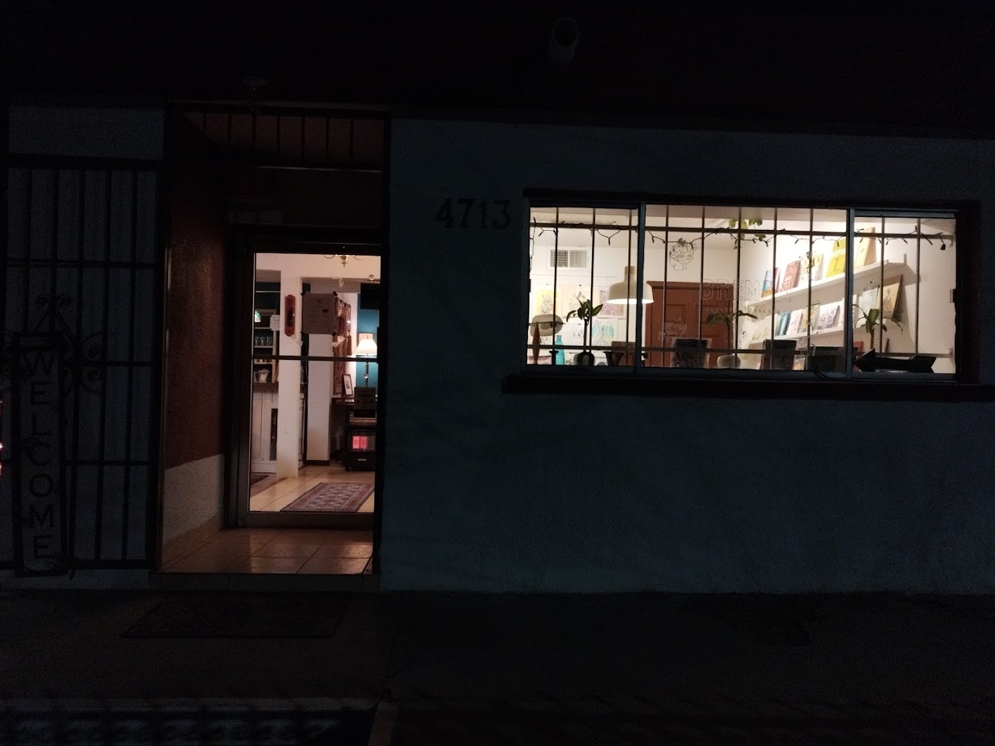 Bremen Pequeña Librería: inviting exterior view at night