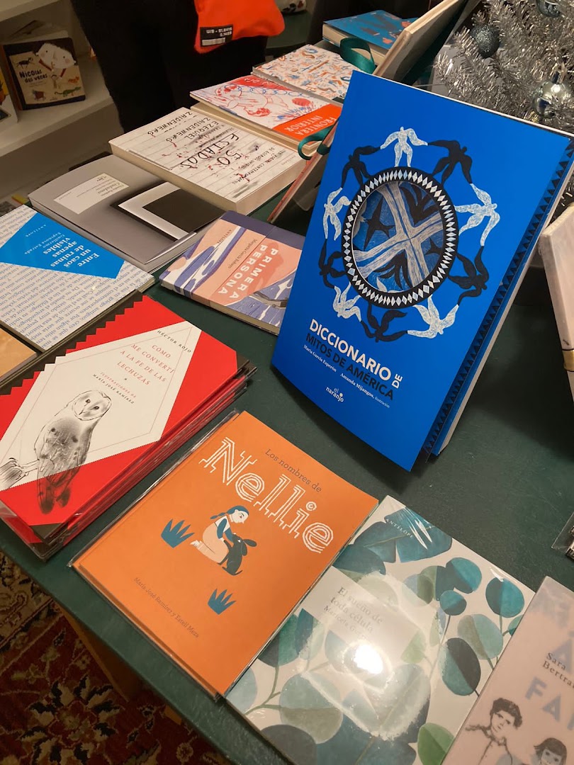 Bremen Pequeña Librería: clear display of bookstore products