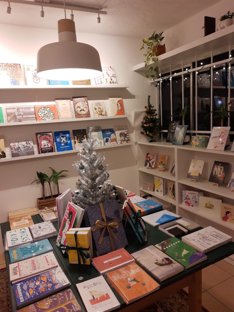 Bremen Pequeña Librería: inviting bookstore interior display