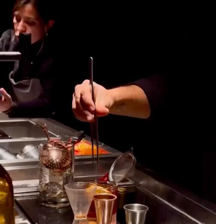 Con-Traste Coctelería: professional shot of cocktail preparation