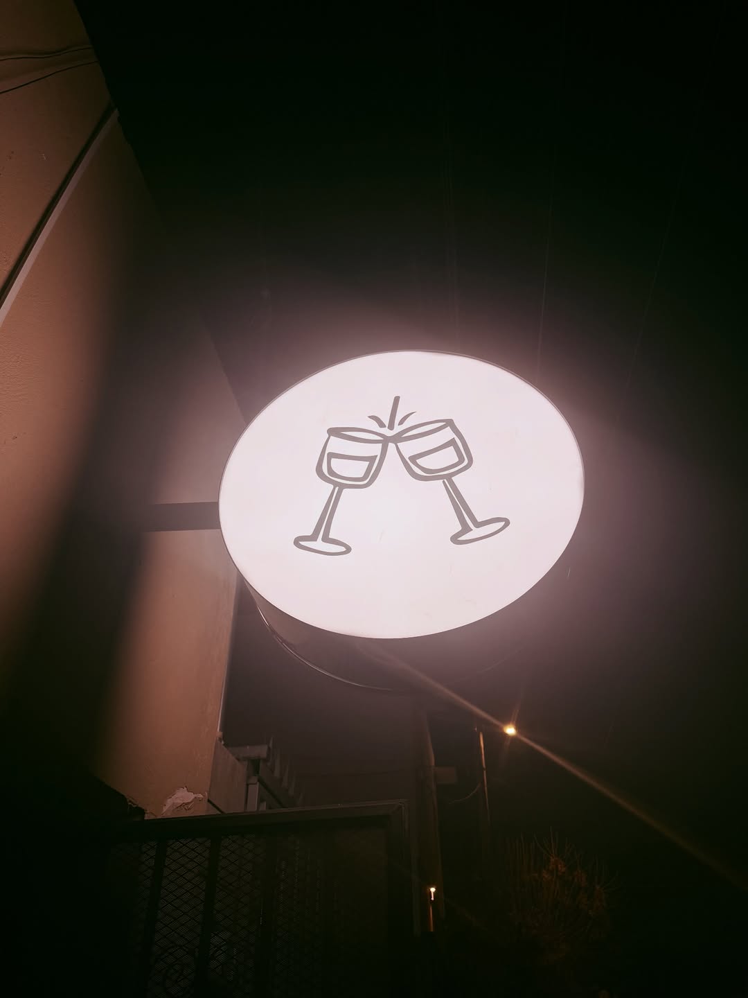 Con-Traste Coctelería: attractive exterior signage photo