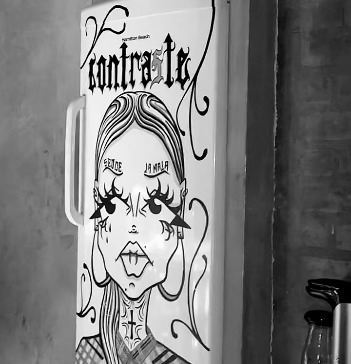 Con-Traste Coctelería: artistic decor fits bar atmosphere