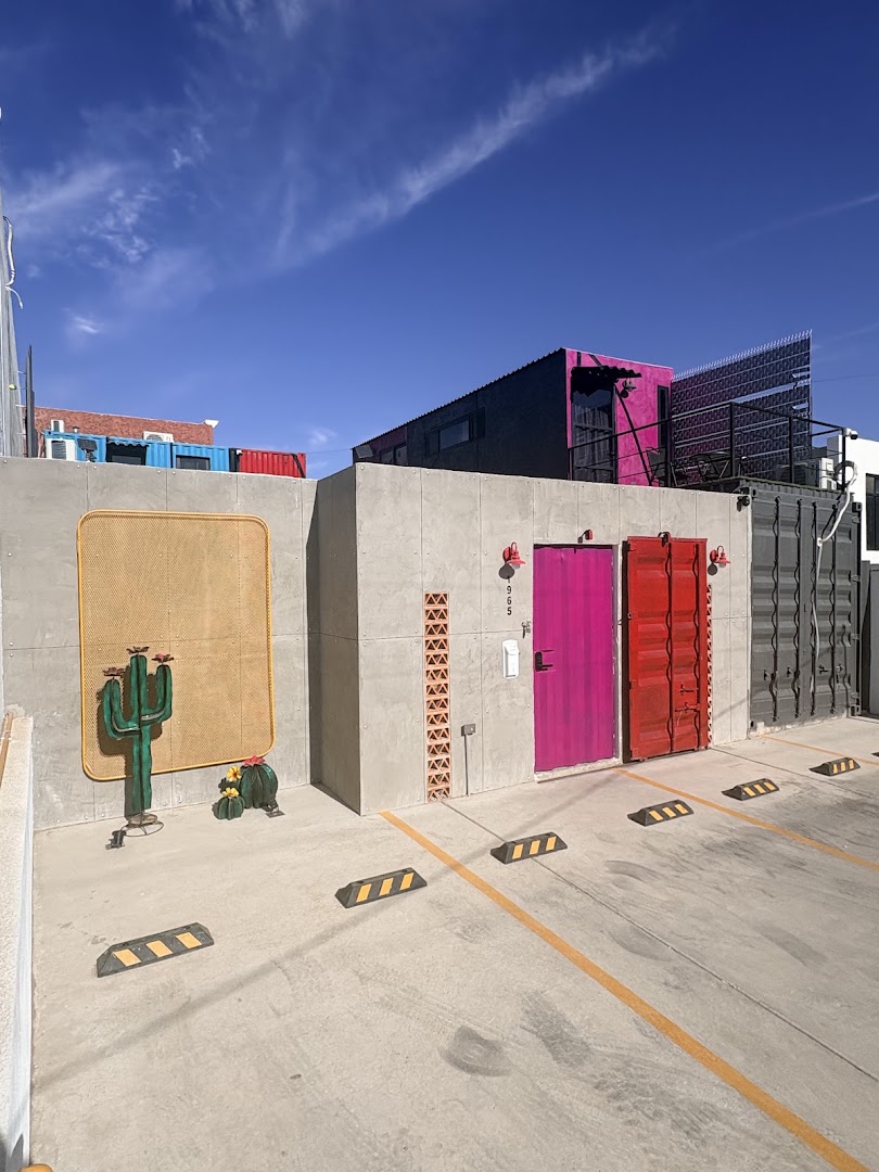 Cúbico Containers: clear exterior shot of hotel
