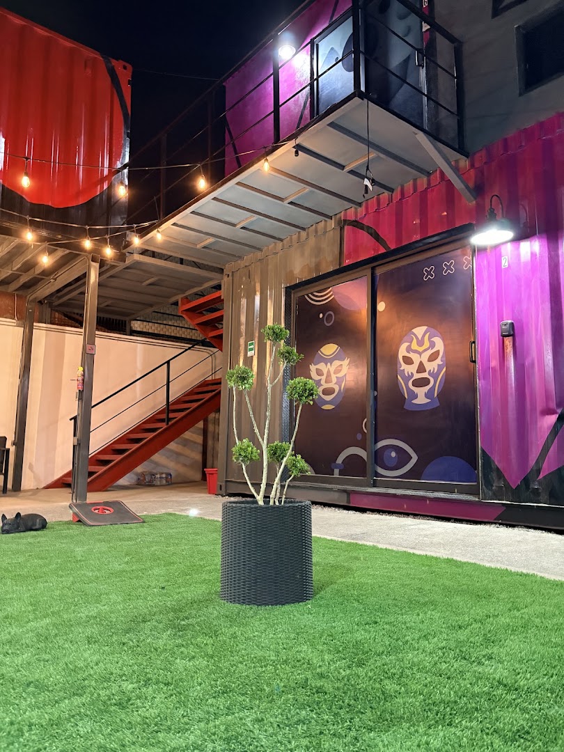 Cúbico Containers: attractive night view of hotel