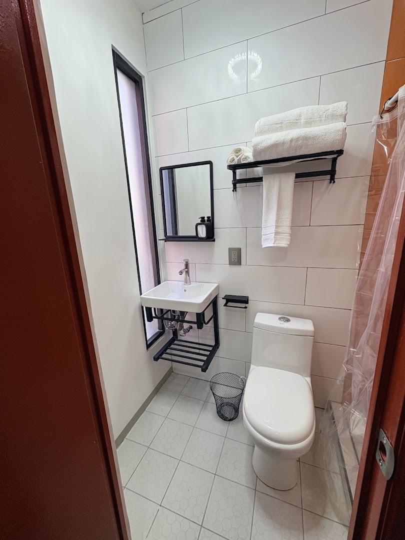 Cúbico Containers: clean and clear hotel bathroom