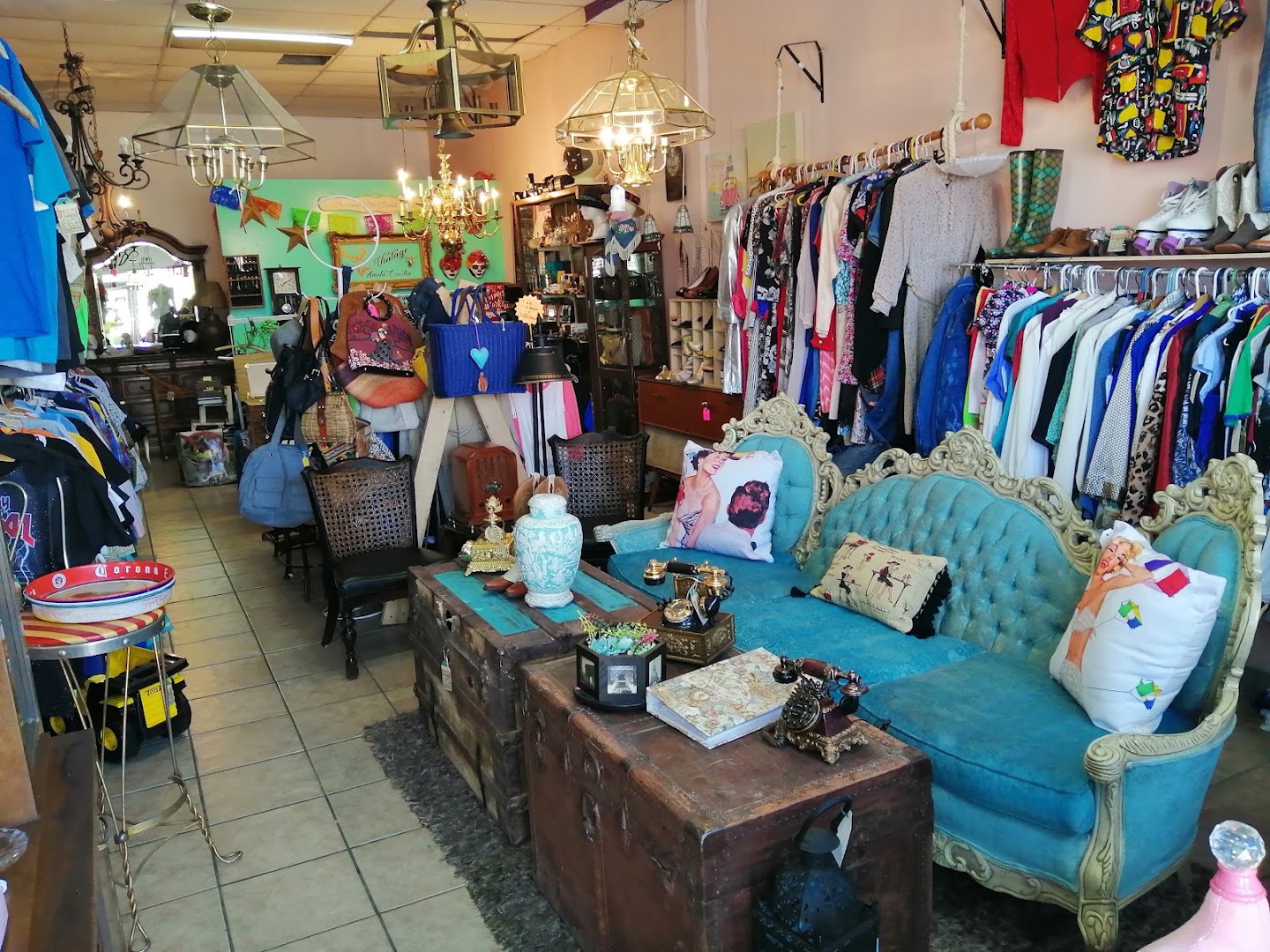Vintage Santa Cecilia: clear view of shop interior