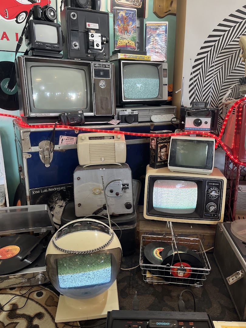 Vintage Santa Cecilia: showcases shop's vintage product display