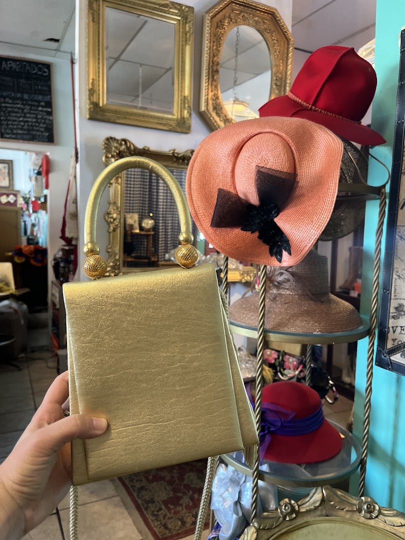 Vintage Santa Cecilia: clear product display in shop