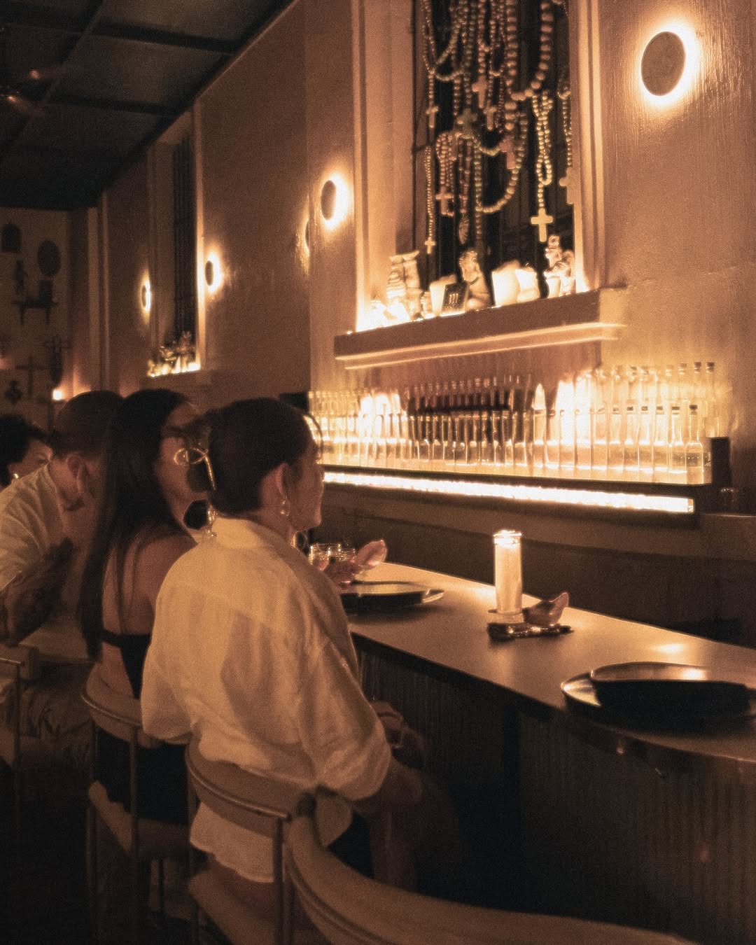 Mecenas: inviting bar atmosphere well