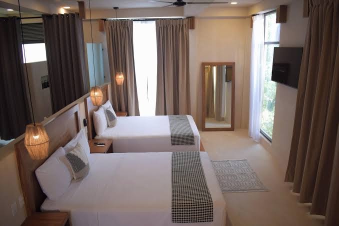 Joanza by ÓOL Hotels: clean professional hotel room photo