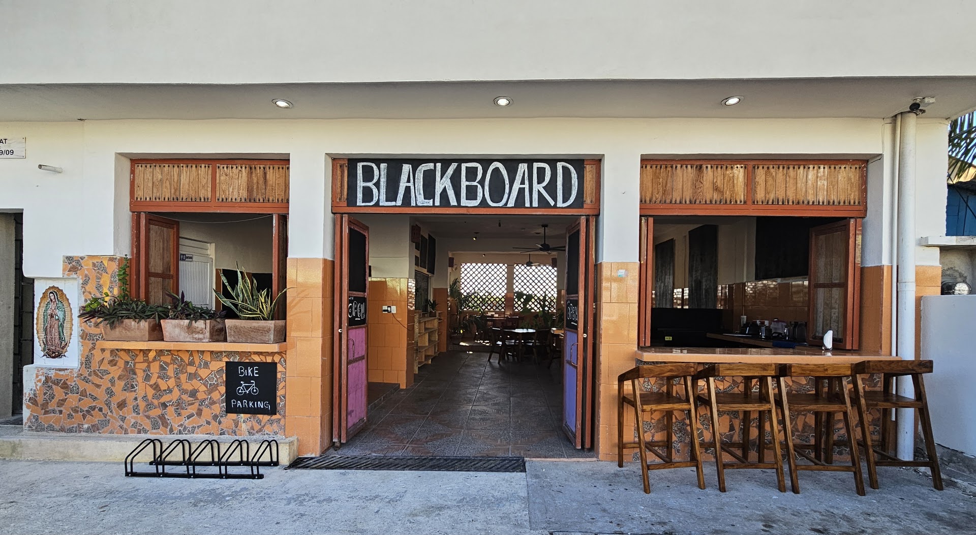 Blackboard Eatery: clear, inviting exterior restaurant shot