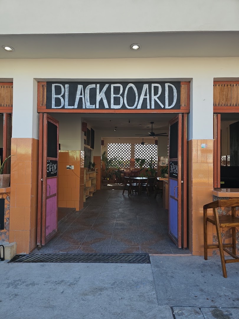 Blackboard Eatery: clear, inviting view of entrance