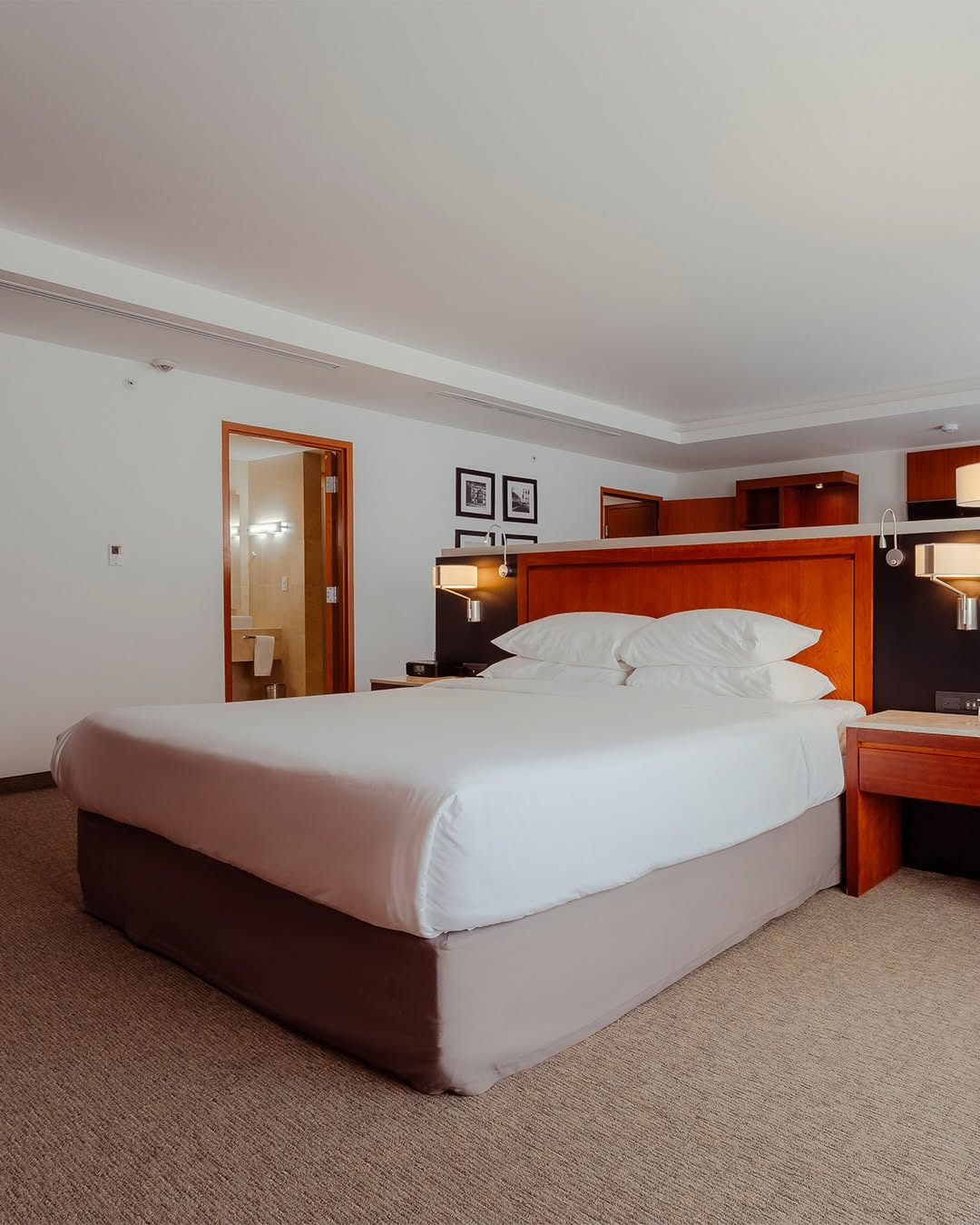 Sheraton León: clean professional hotel room photo