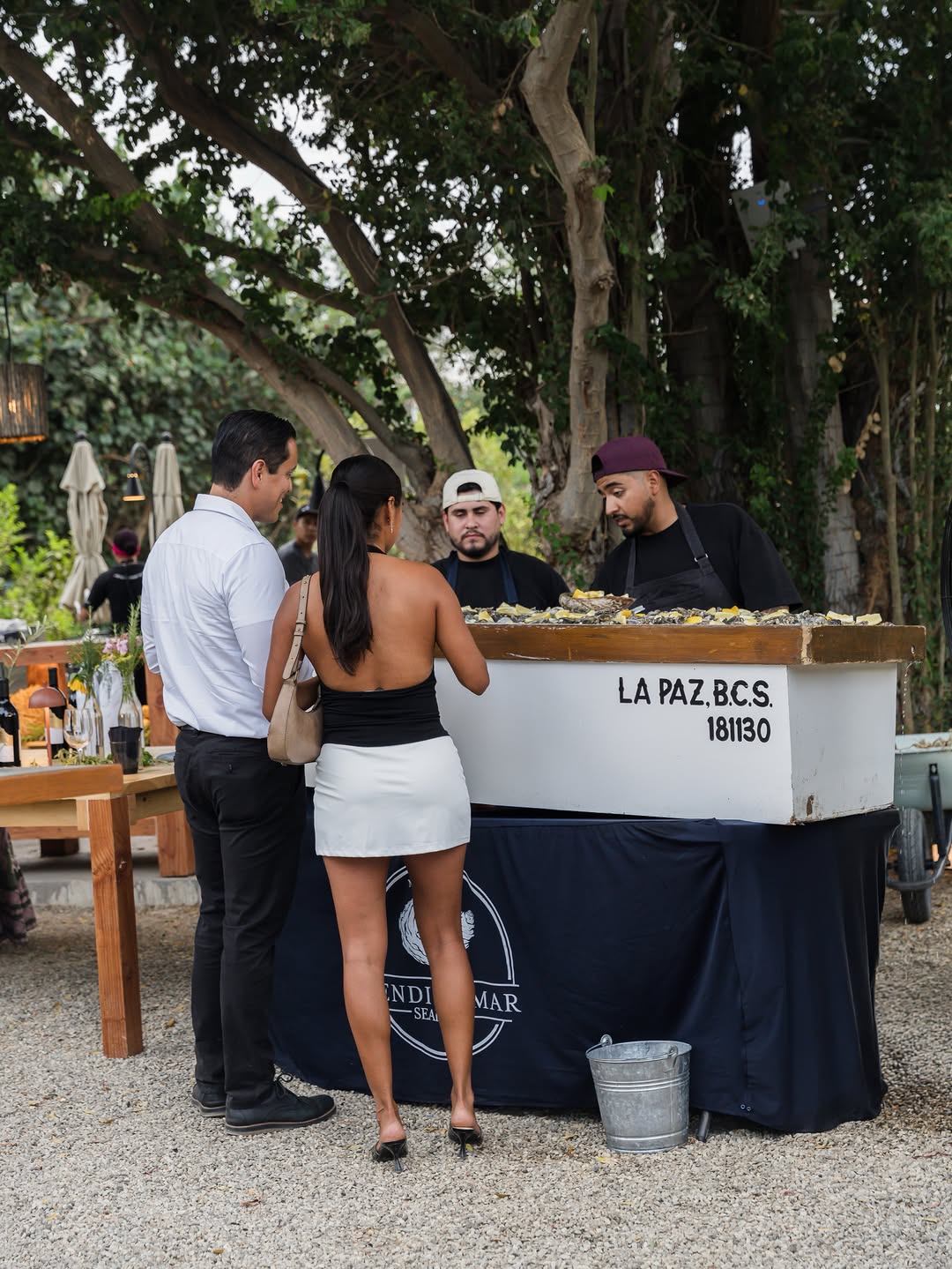 Rústico: staff serving fresh food