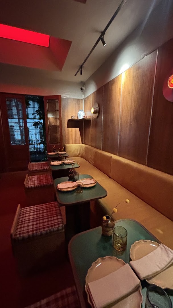Alboroto: clear shot of restaurant interior