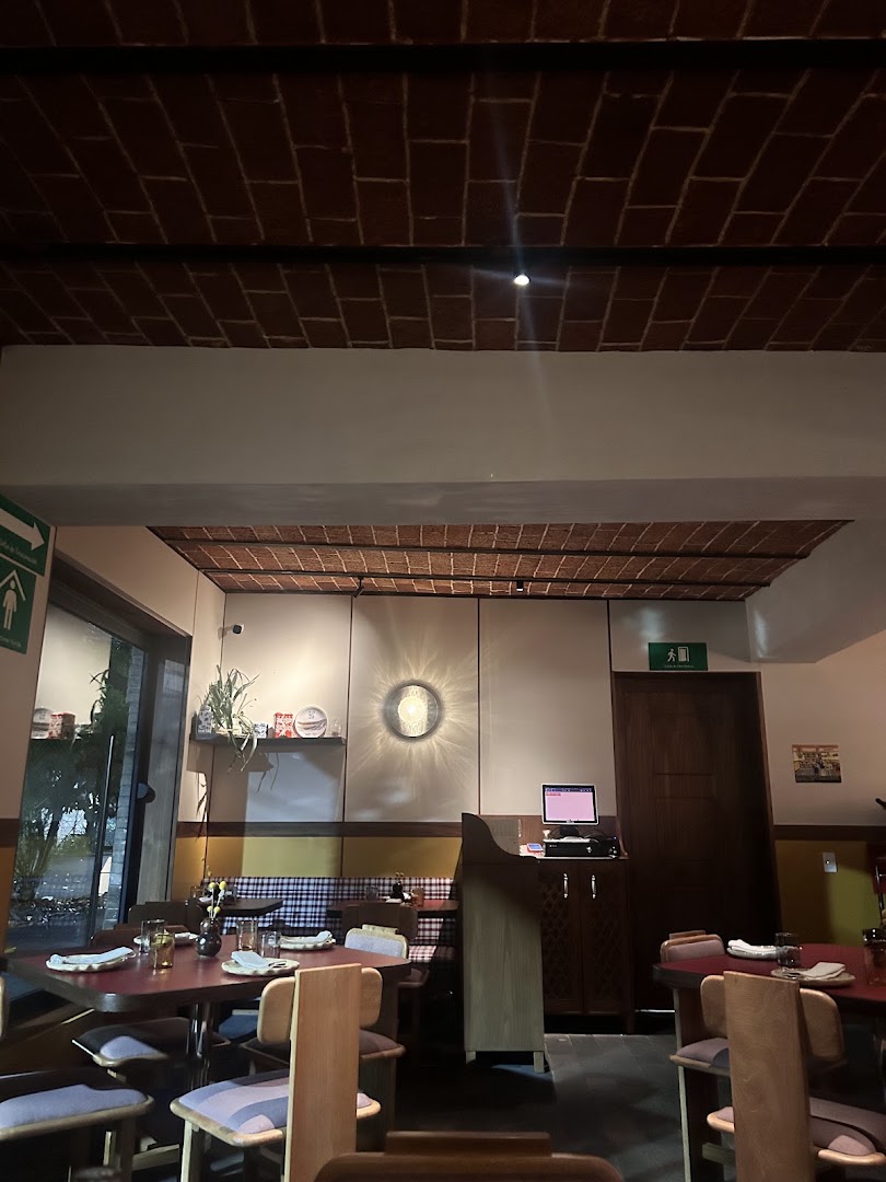 Alboroto: clear shot of restaurant interior