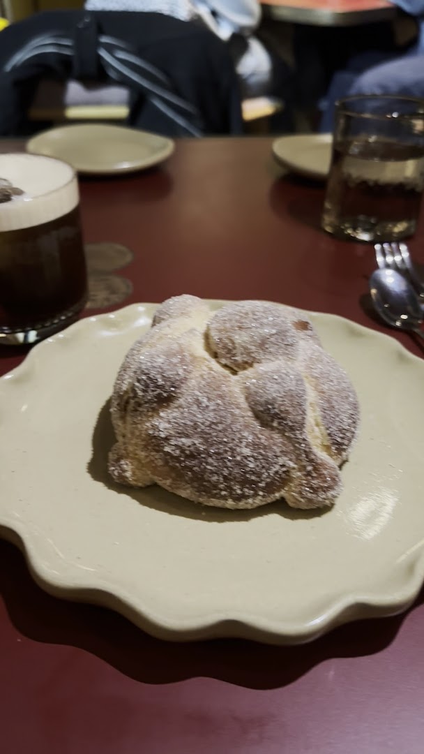 Alboroto: clear photo of restaurant food