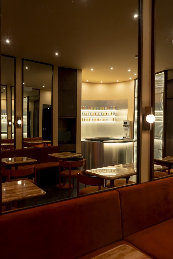 Bar Latosa: professional interior shot of bar