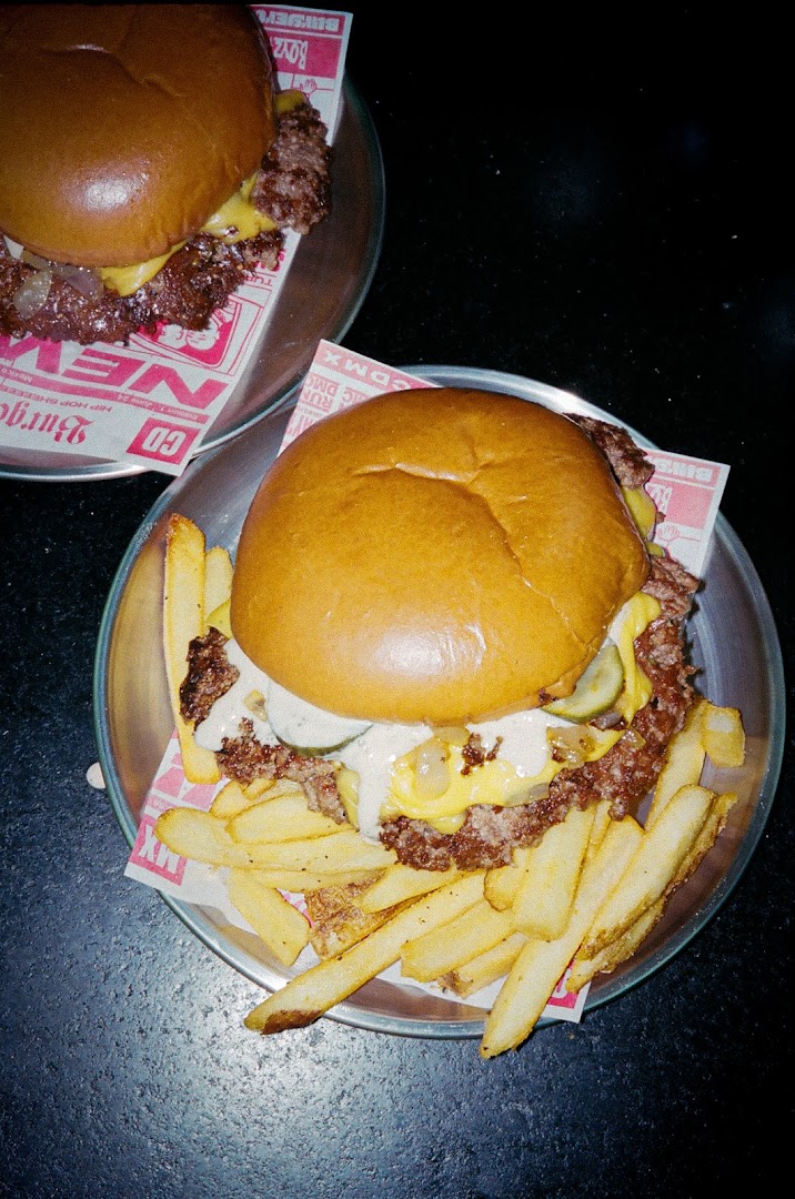 Burger Gang: appetizing photo of restaurant food