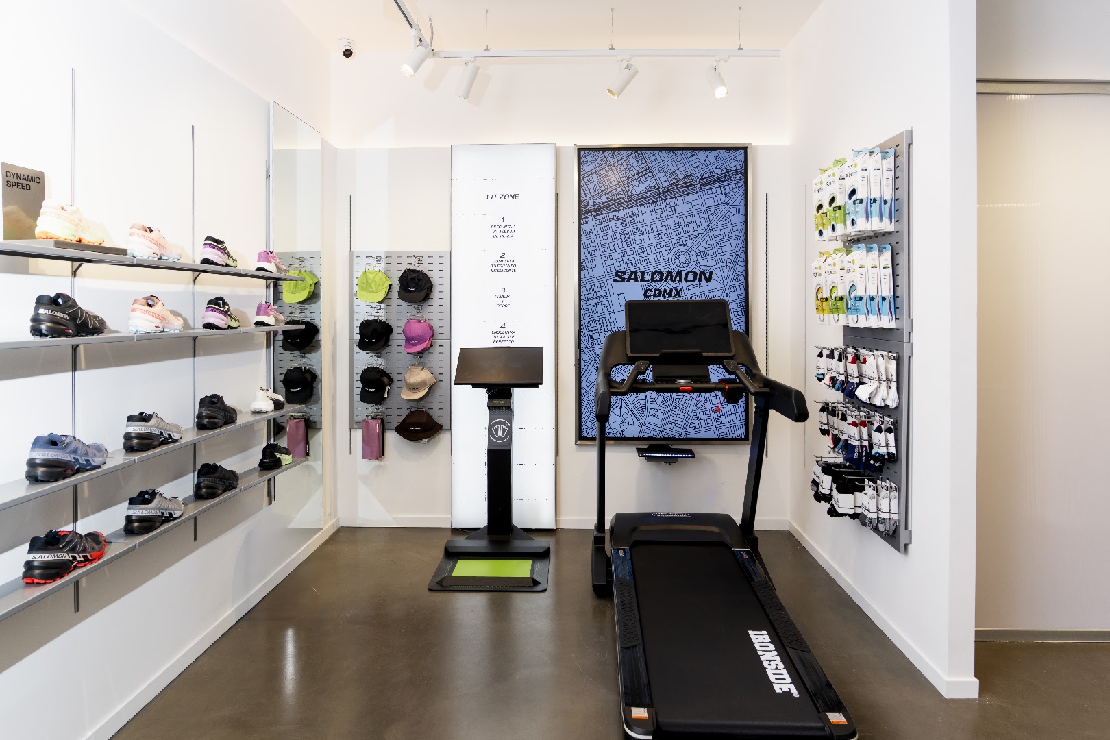 Casa Salomon: clear professional shop interior display