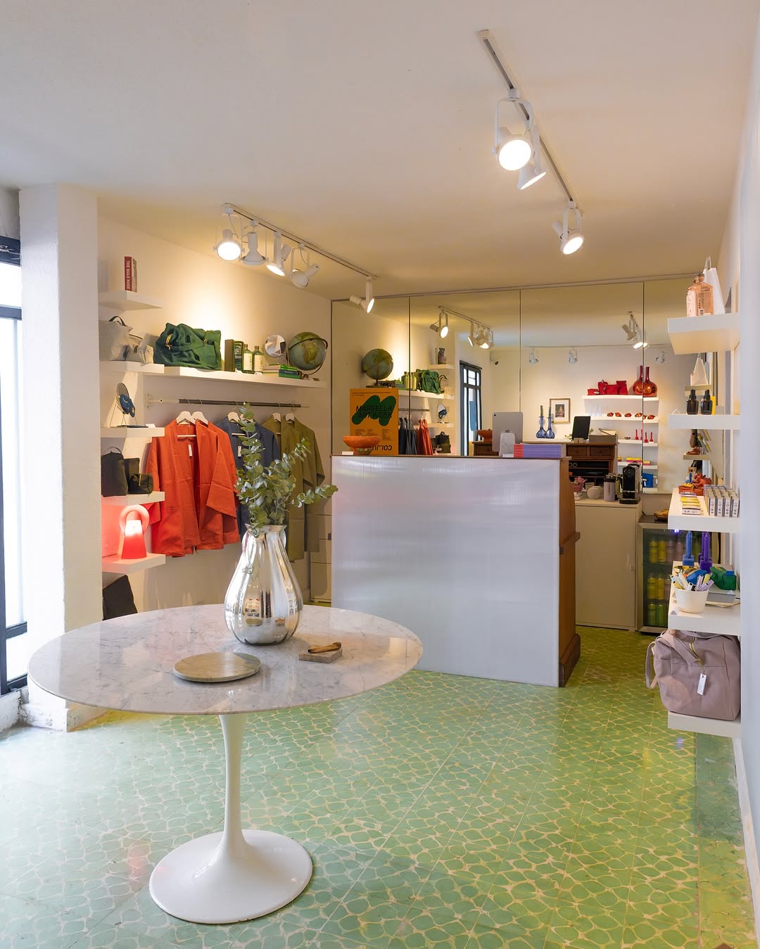 Caudal: clear, professional shop interior photo