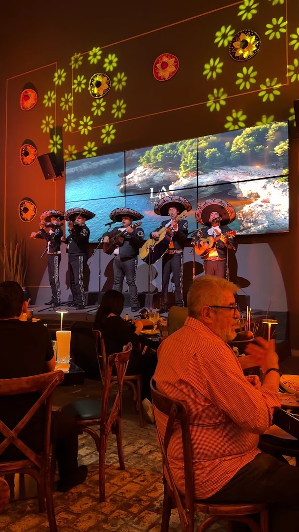 Hacienda 1810: lively restaurant atmosphere