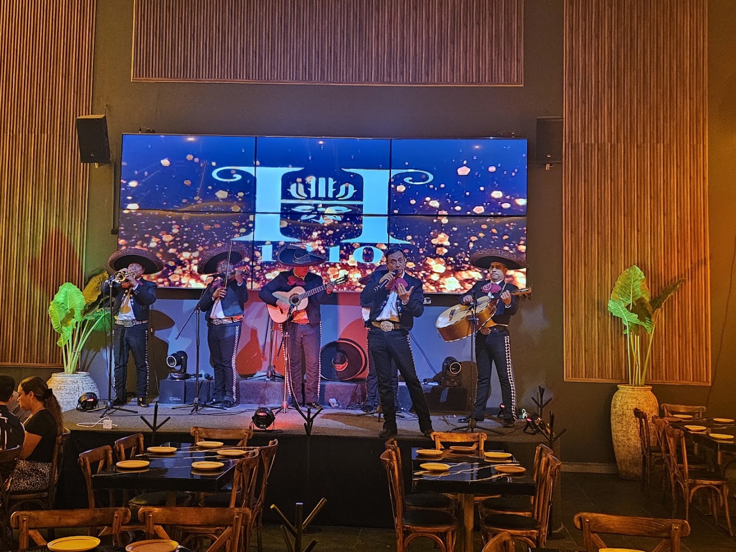Hacienda 1810: lively restaurant atmosphere