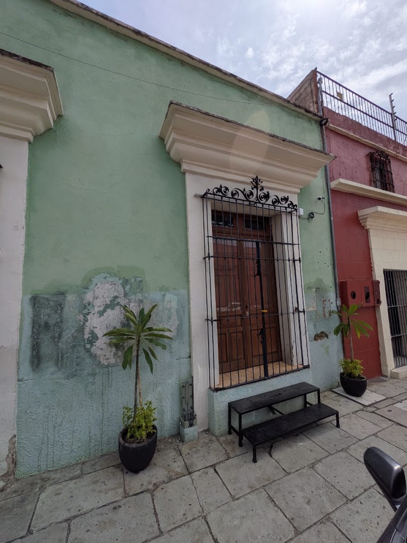 Lari guie' Arte: clear storefront photo of shop