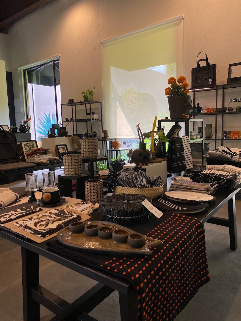 Negro Concept Store: clear display of shop products