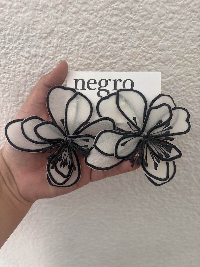 Negro Concept Store: clear product display with branding