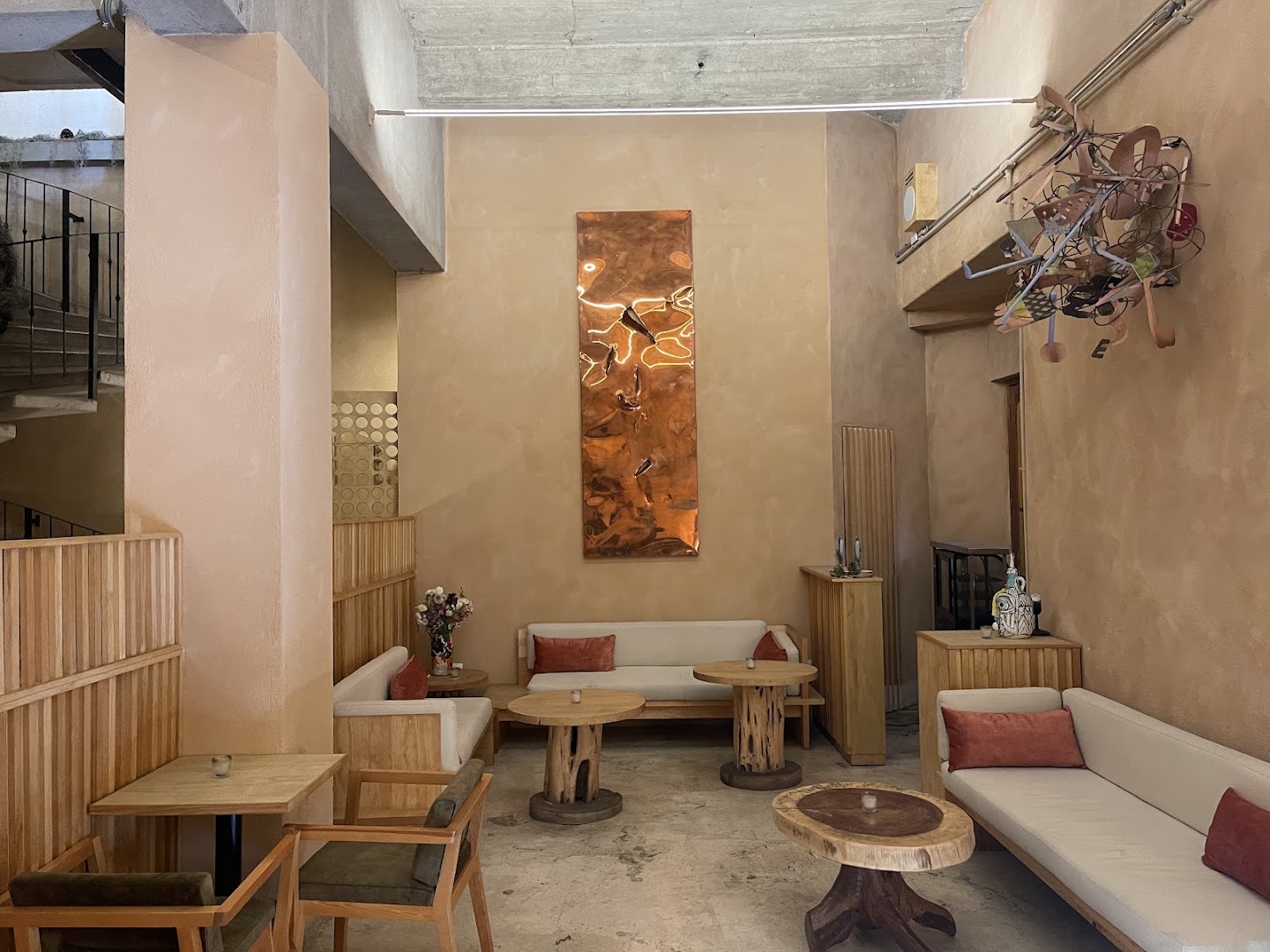Nois: clear, professional interior atmosphere shot
