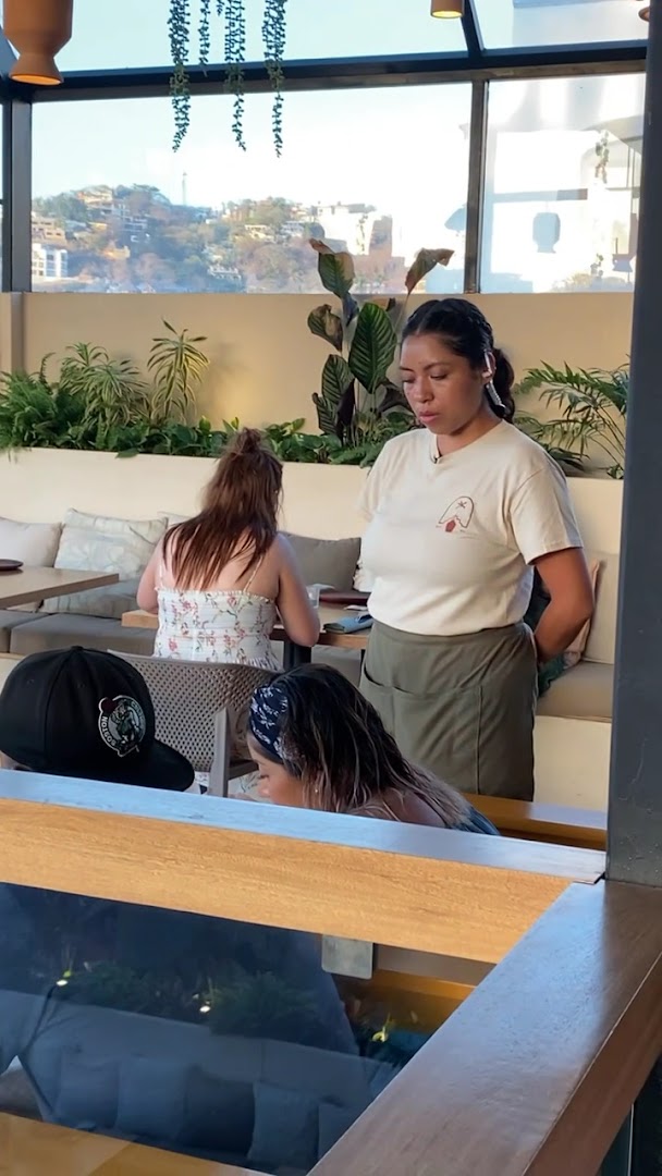 Alto Alto: staff and restaurant atmosphere