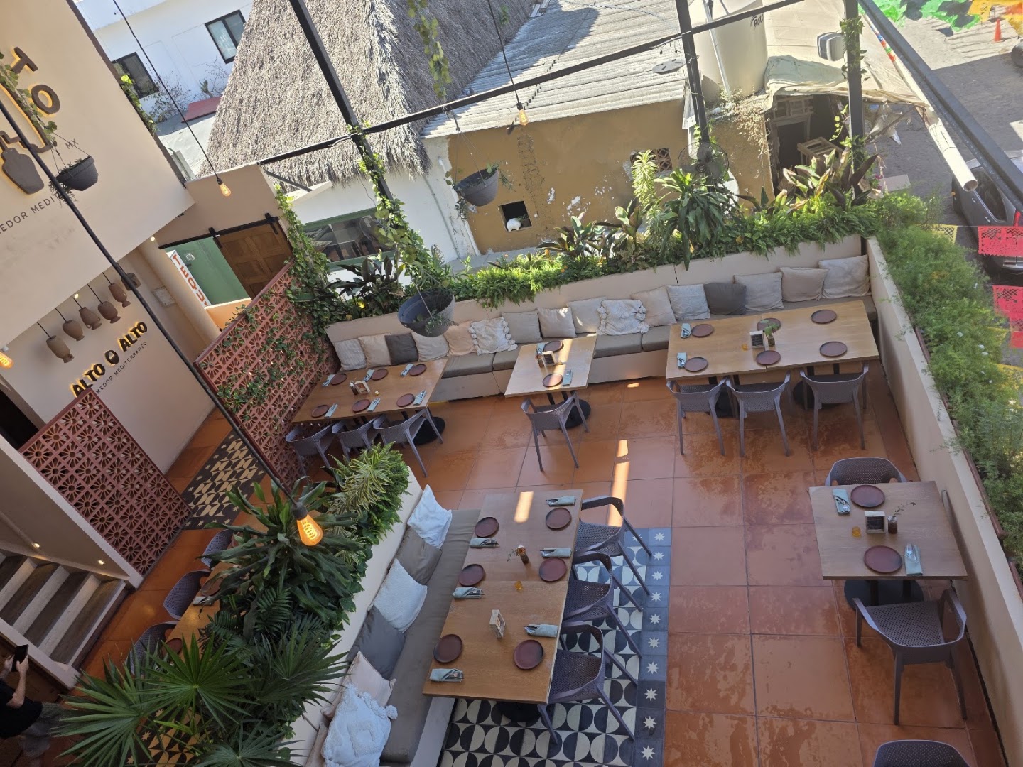 Alto Alto: clear, inviting view of terrace