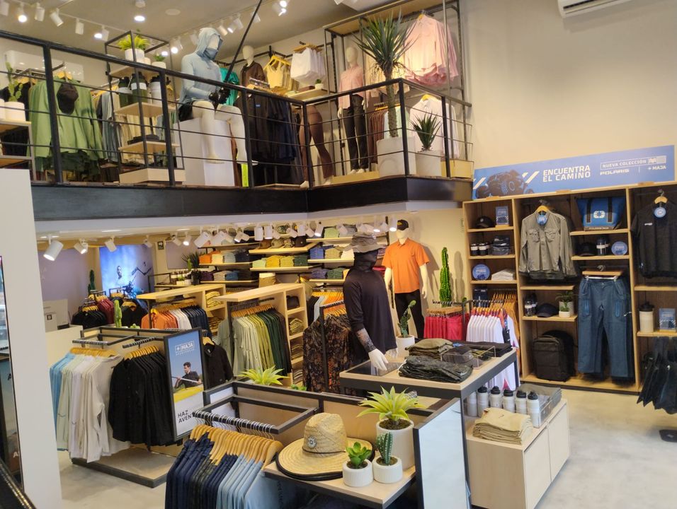 Maja: clear, professional shop interior photo