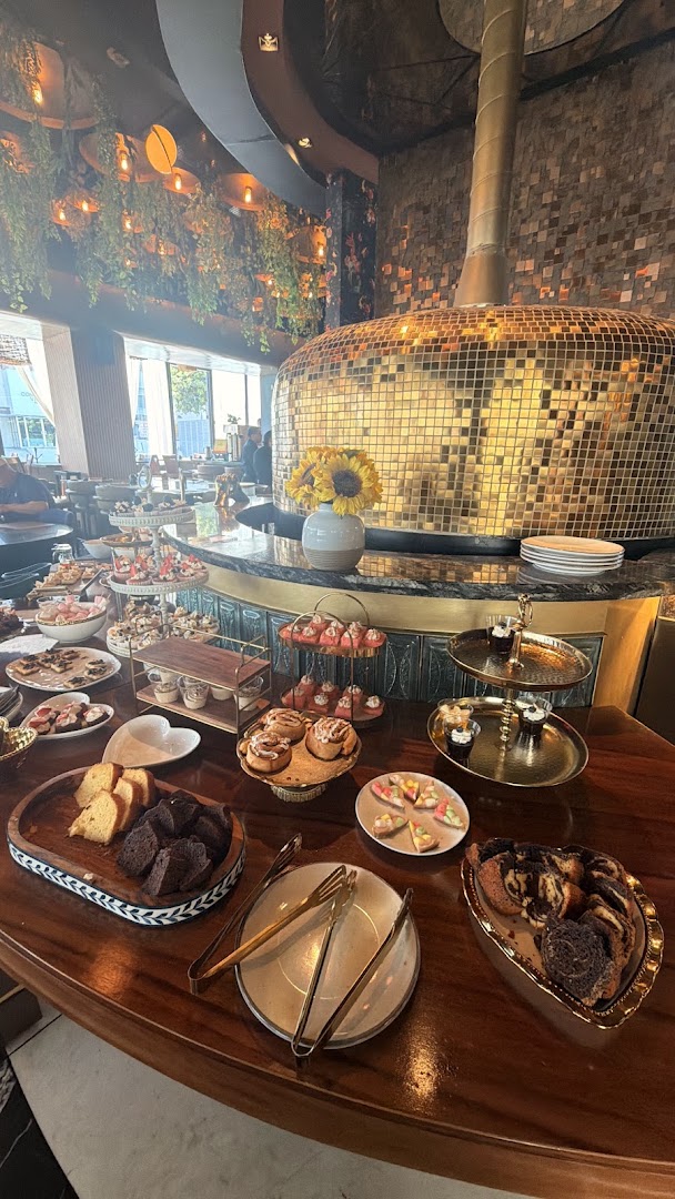 Corazón Artesano: appetizing display of brunch food