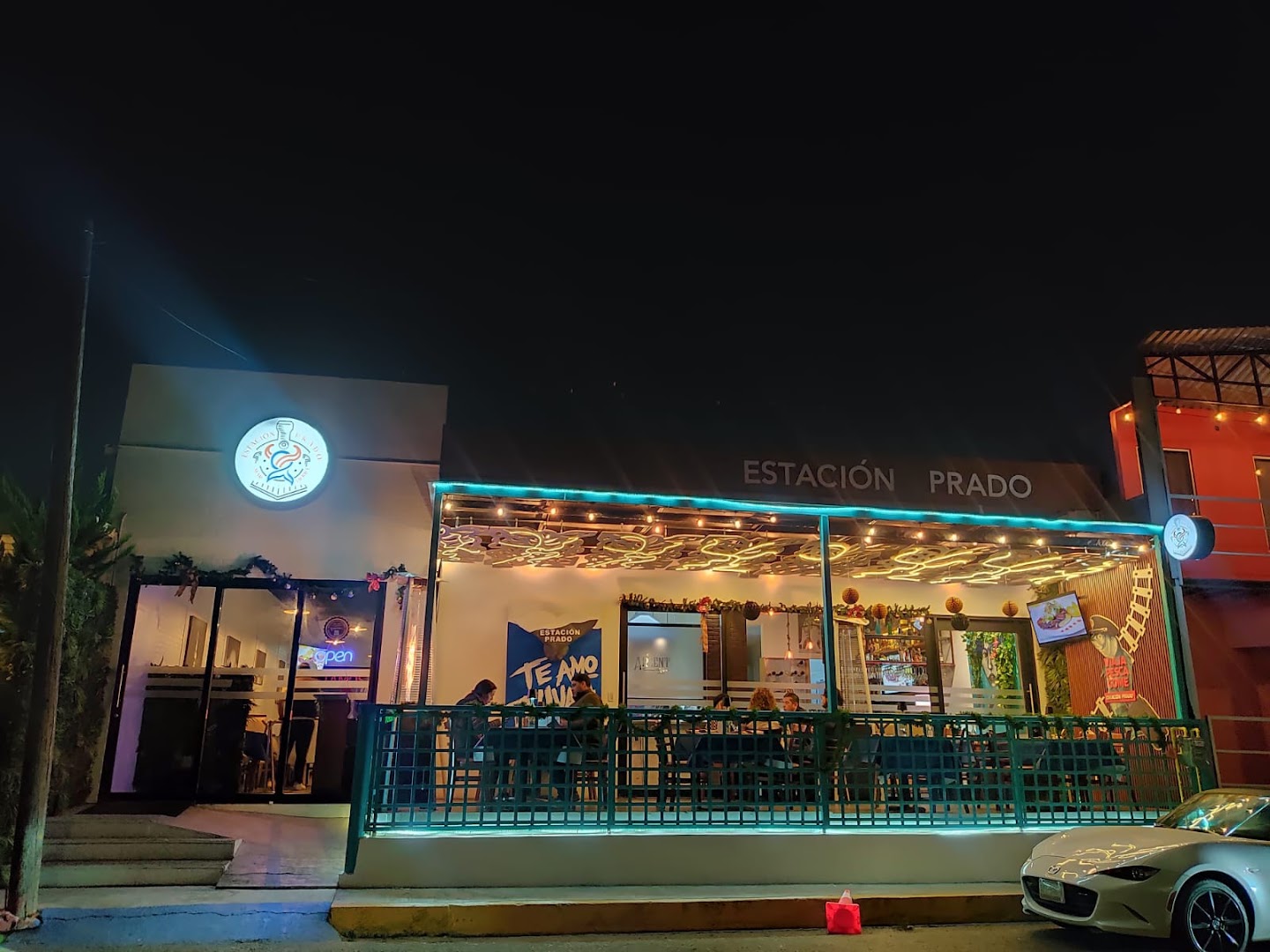Estación Prado - Mar y Tierra: clear, inviting night exterior shot