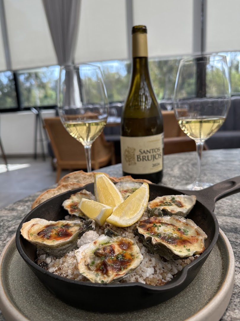 Orígenes de Baja (OBA): appetizing food and drink presentation