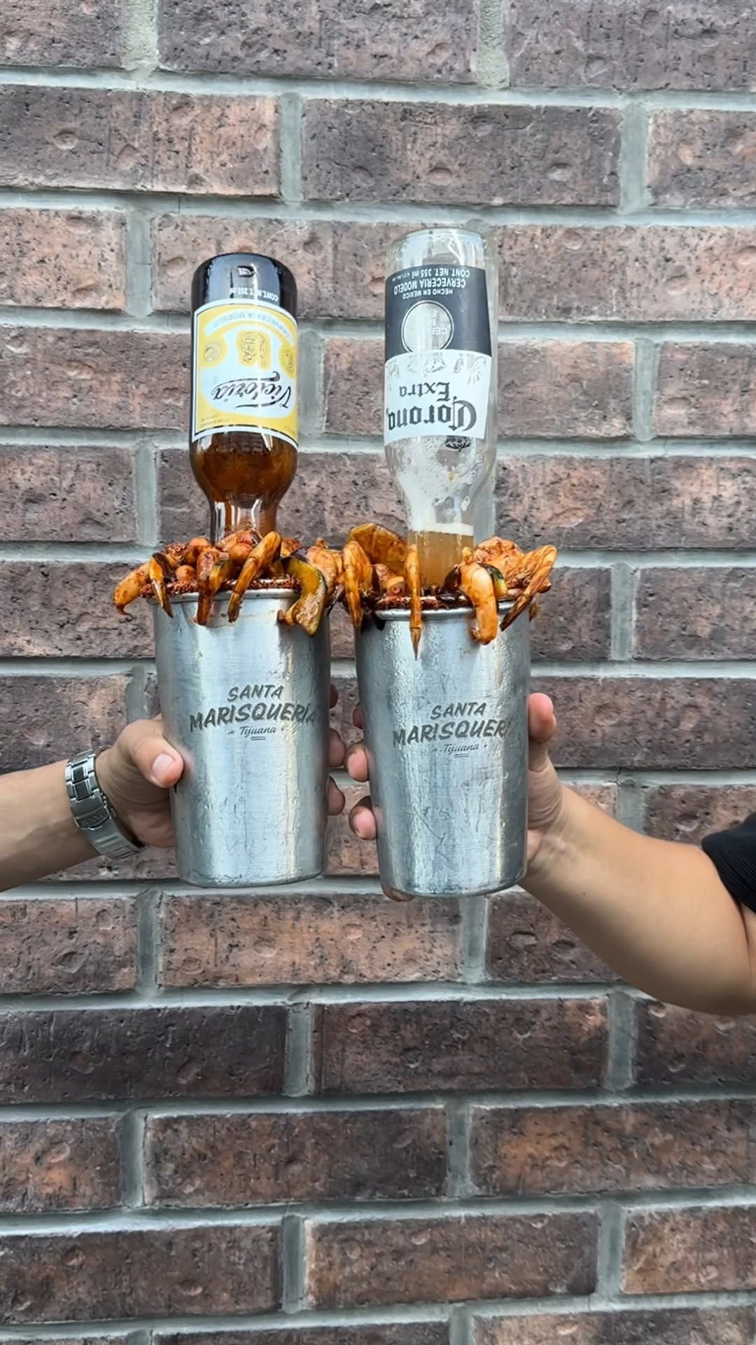 Santa Marisquería: appetizing food and drink presentation