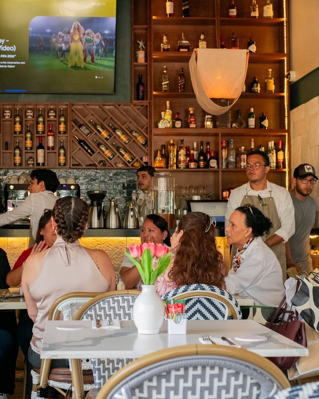 Santo Brunch: inviting atmosphere with happy customers