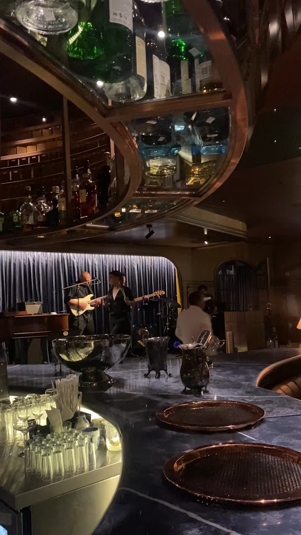 Tower Bar: atmosphere and live music