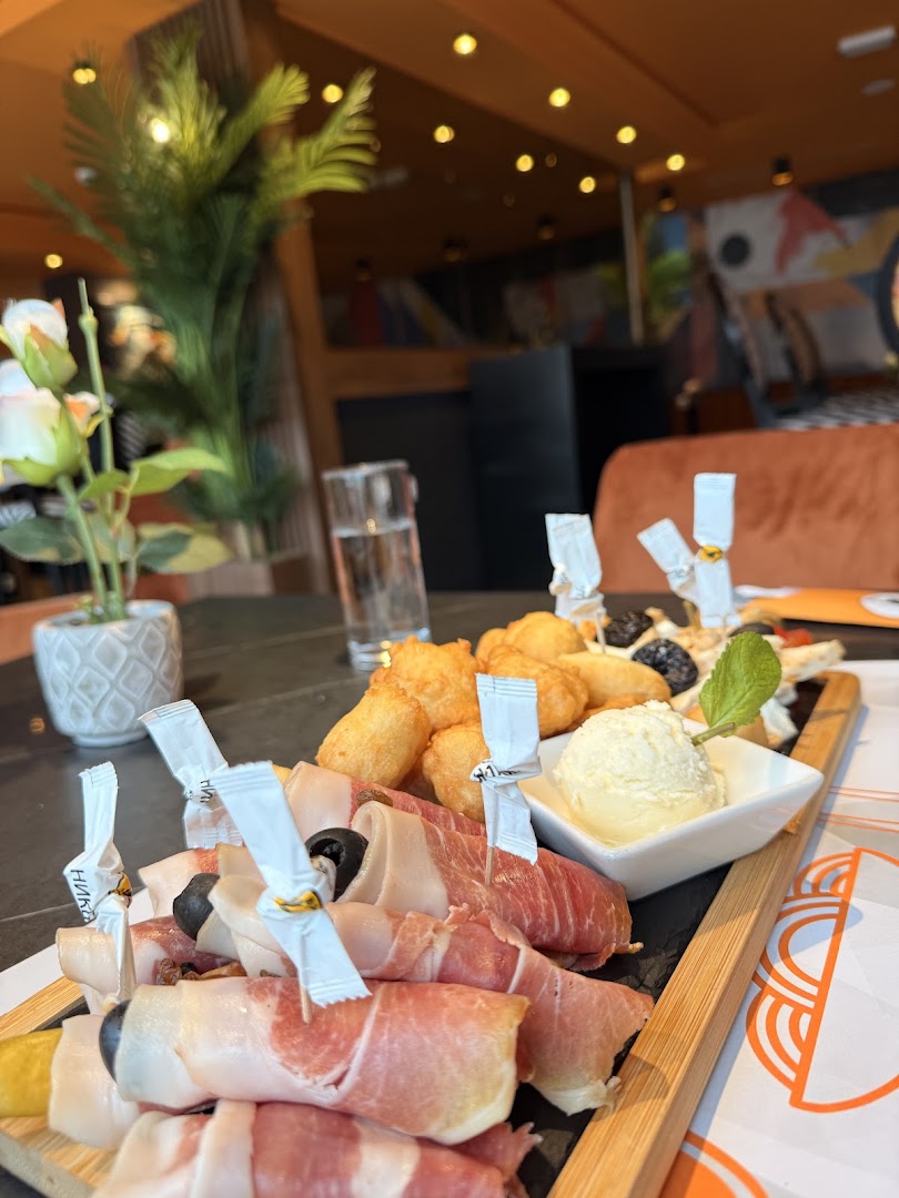 Bistro Bar Vuk: appetizing food presentation in venue
