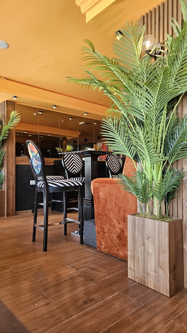 Bistro Bar Vuk: attractive interior atmosphere and decor